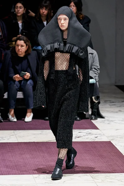 Look 16